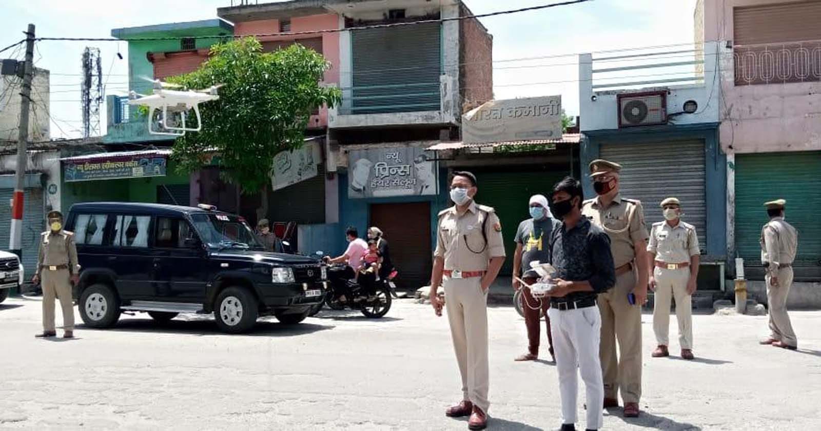 शामली के नानूपूरा में ड्रॉन कैमरों से निगरानी करते एसपी विनीत जायसवाल। शामली के नानूपूरा में ड्रॉन कैमरों से निगरानी करते एसपी विनीत जायसवाल।