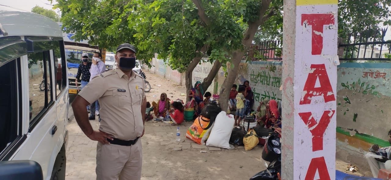 स्कूल से निकाले गए मजदूरों के पास पहुंची पुलिस। स्कूल से निकाले गए मजदूरों के पास पहुंची पुलिस।
