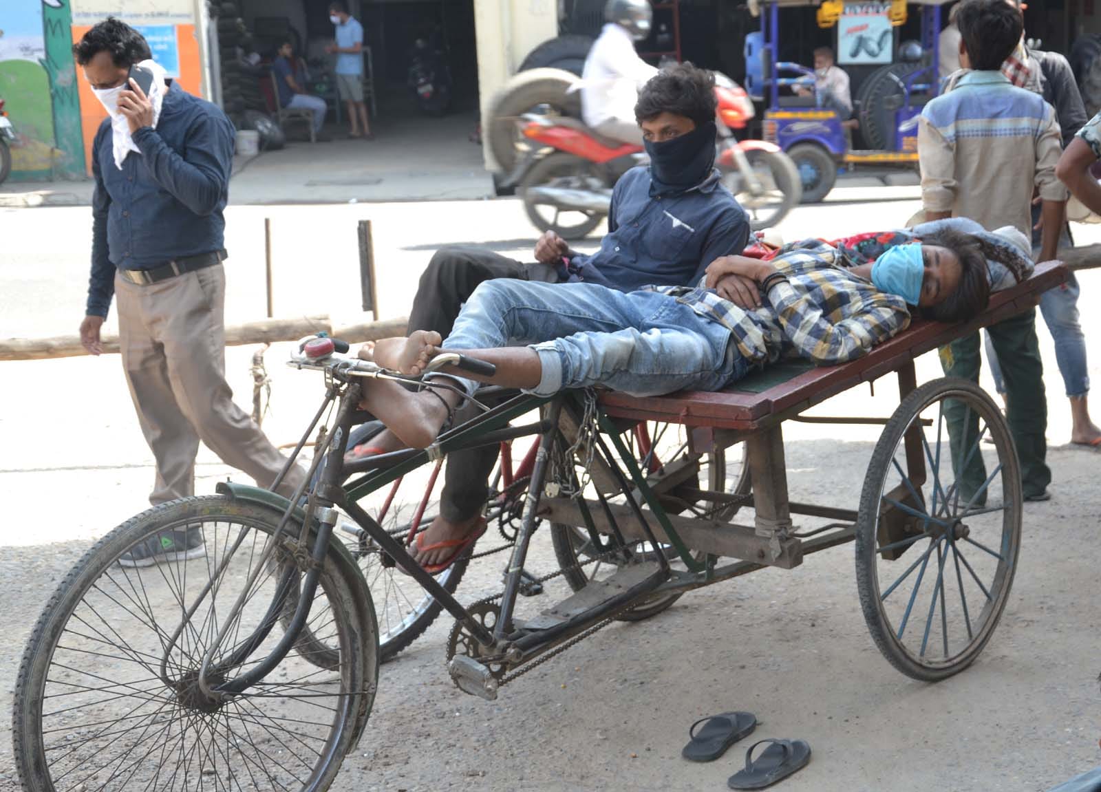 शामली में सैकडों मील रिक्शा से चलकर पहुंचे श्रमिक आराम करते हुए। शामली में सैकडों मील रिक्शा से चलकर पहुंचे श्रमिक आराम करते हुए।