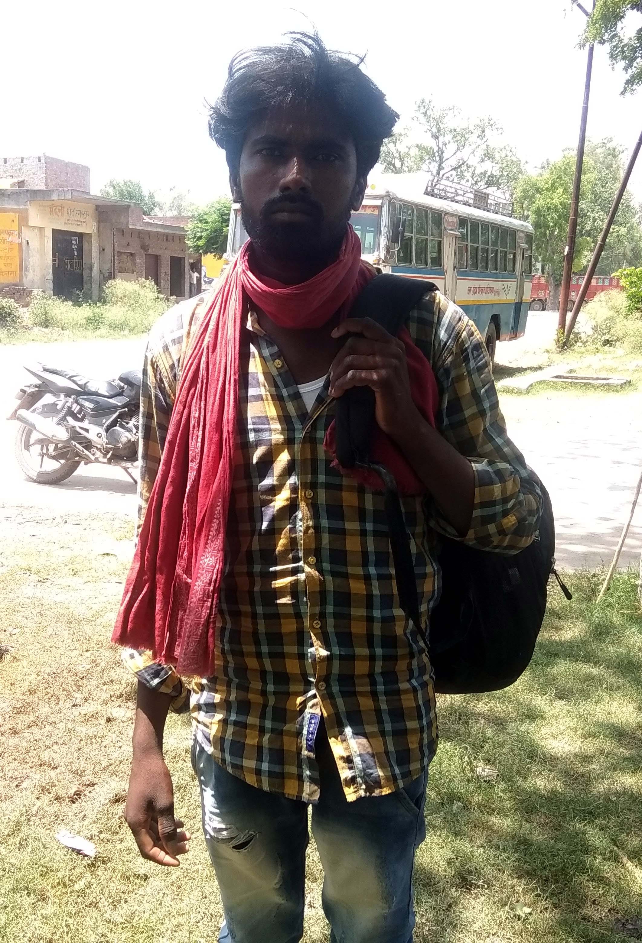 कैराना में लुधियाना से पैदल चल कर पहुचा बिहार का श्रमिक कष्णा कैराना में लुधियाना से पैदल चल कर पहुचा बिहार का श्रमिक कष्णा