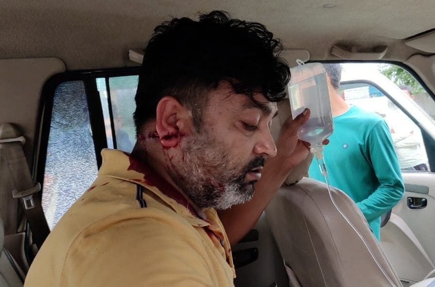 गोली लगने से घायल ठेकेदार। गोली लगने से घायल ठेकेदार।