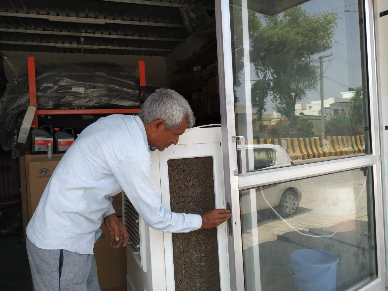  टूटा लॉक दिखाता स्पेयर पार्ट्स की दुकान का मालिक।