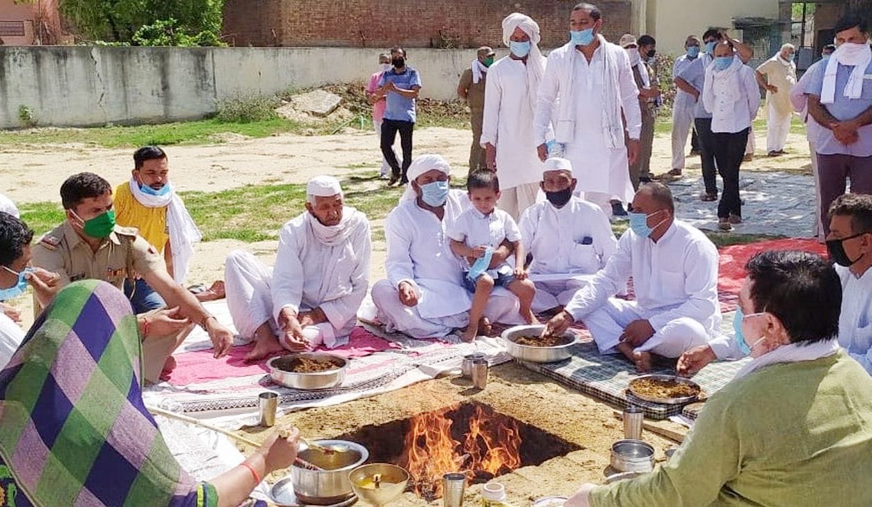 सिसौली में चौधरी महेंद्र सिंह टिकैत की पुण्यतिथि पर यज्ञ करता टिकैत परिवार। सिसौली में चौधरी महेंद्र सिंह टिकैत की पुण्यतिथि पर यज्ञ करता टिकैत परिवार।