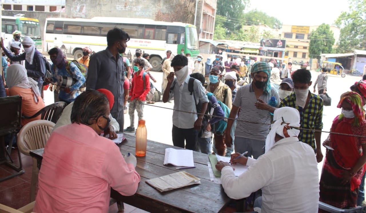 रोडवेज पर स्वास्थ्य परीक्षण के लिए लगी लोगों की भीड़। रोडवेज पर स्वास्थ्य परीक्षण के लिए लगी लोगों की भीड़।