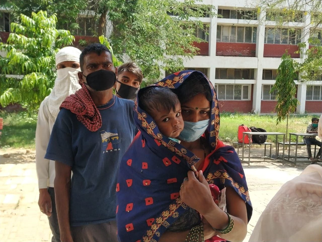 अपने बच्चे के साथ मेडिकल करवाने के लिए लाइन में लगी मीरा। अपने बच्चे के साथ मेडिकल करवाने के लिए लाइन में लगी मीरा।