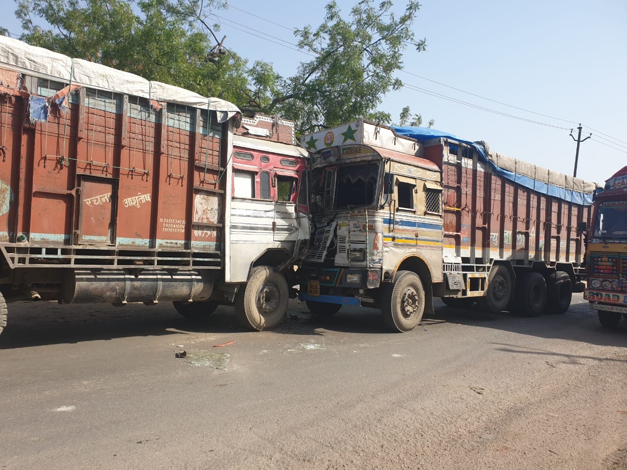 सिपाह में जौनपुर-आजमगढ़ मार्ग पर आमने-सामने टक्कर के बाद ट्रकों का अगला हिस्सा क्षतिग्रस्त हो गय? सिपाह में जौनपुर-आजमगढ़ मार्ग पर आमने-सामने टक्कर के बाद ट्रकों का अगला हिस्सा क्षतिग्रस्त हो गय?