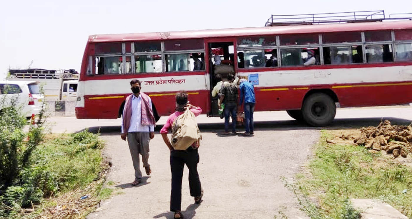 ोडवेज बस में बैठते प्रवासी मजदूर।