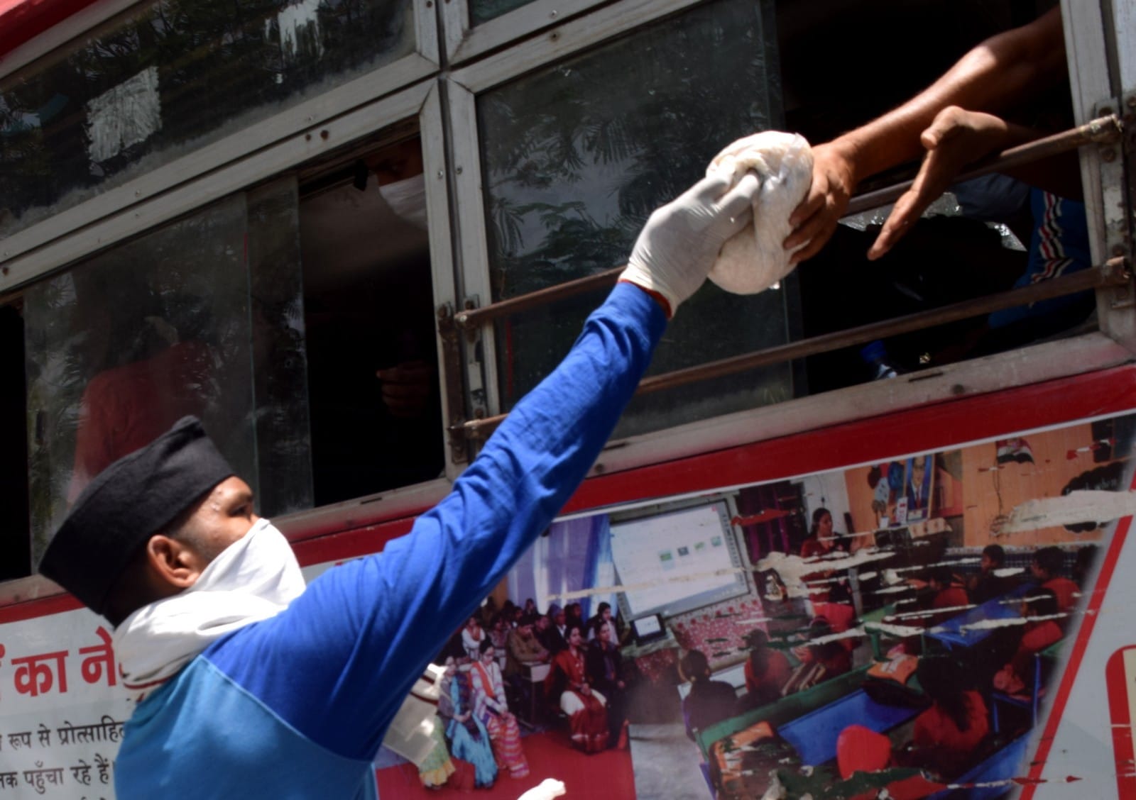 हरबंशपुर में मदद पाने के लिए निकला हाथ। हरबंशपुर में मदद पाने के लिए निकला हाथ।