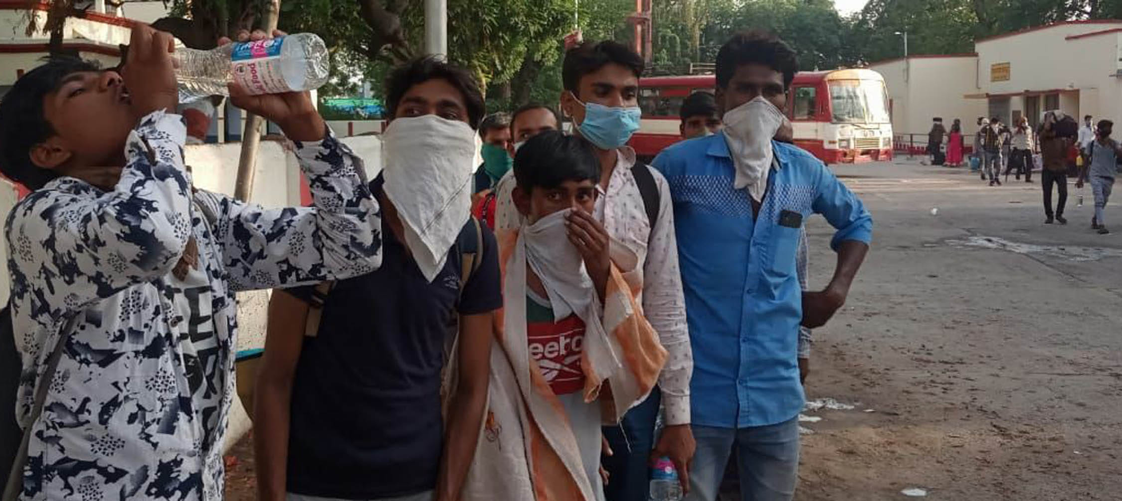 प्यासे मजदूर ने बांदा में ट्रेन से उतरते ही मजदूर ने बुझाई प्यास प्यासे मजदूर ने बांदा में ट्रेन से उतरते ही मजदूर ने बुझाई प्यास