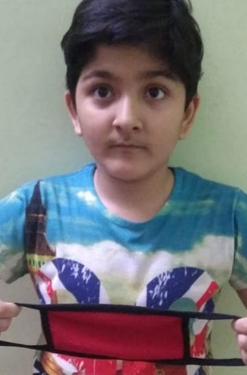 घर पर बनाए मास्क के साथ छात्र जाकिर। घर पर बनाए मास्क के साथ छात्र जाकिर।