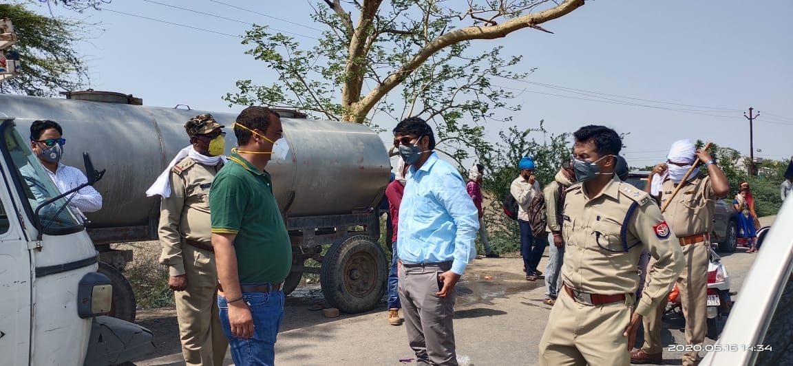 शहर के संकट मोचन बाईपास पर अधिकारियों को निर्देश देते डीएम मन्नान अख्तर एसपी सतीश कुमार शहर के संकट मोचन बाईपास पर अधिकारियों को निर्देश देते डीएम मन्नान अख्तर एसपी सतीश कुमार