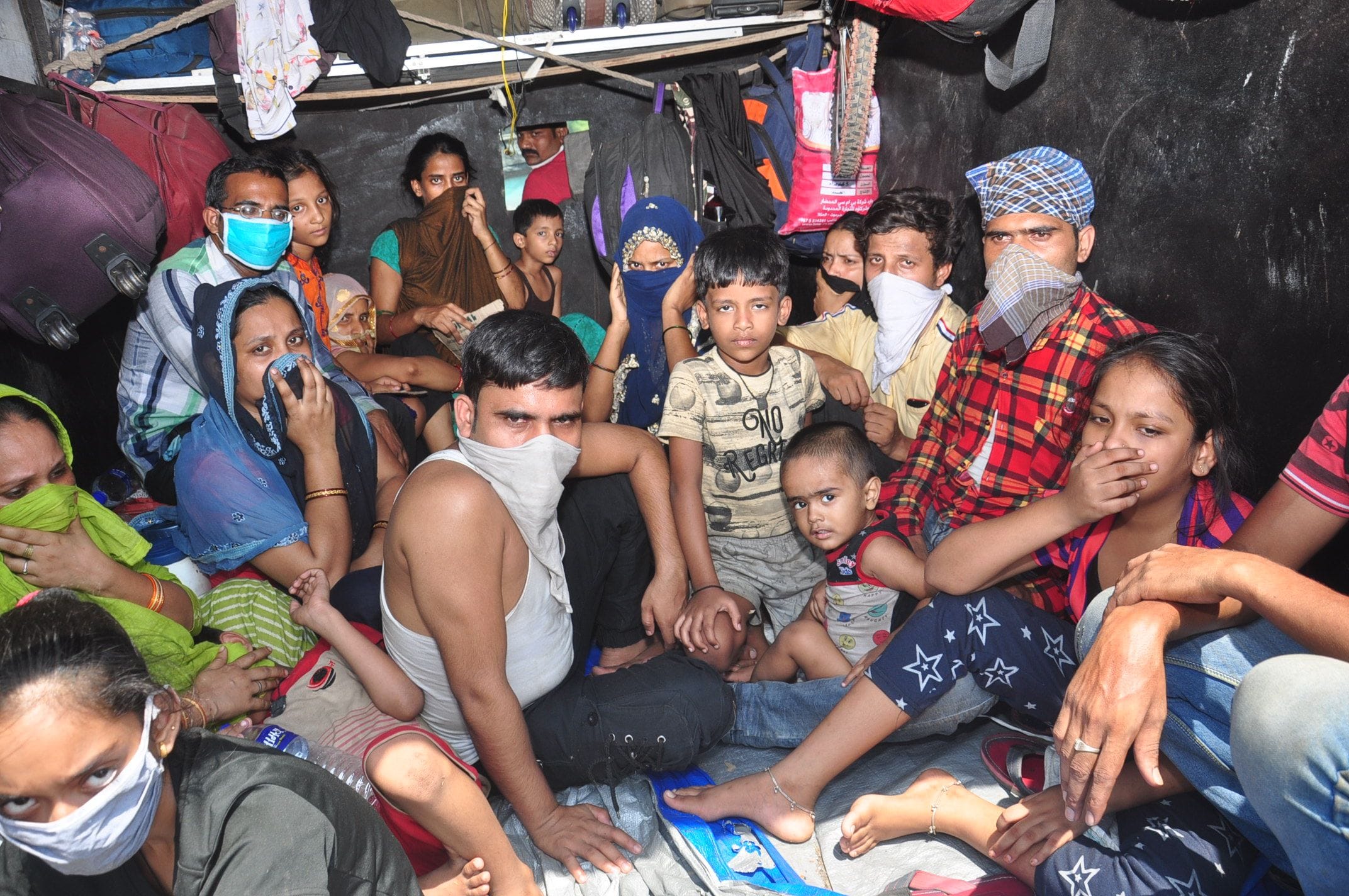 सिकंदरा यूपी एमपी बॉडर से इस तरह ट्रकों में बैठ कर सफर कर रहे हैं मजदूर। 