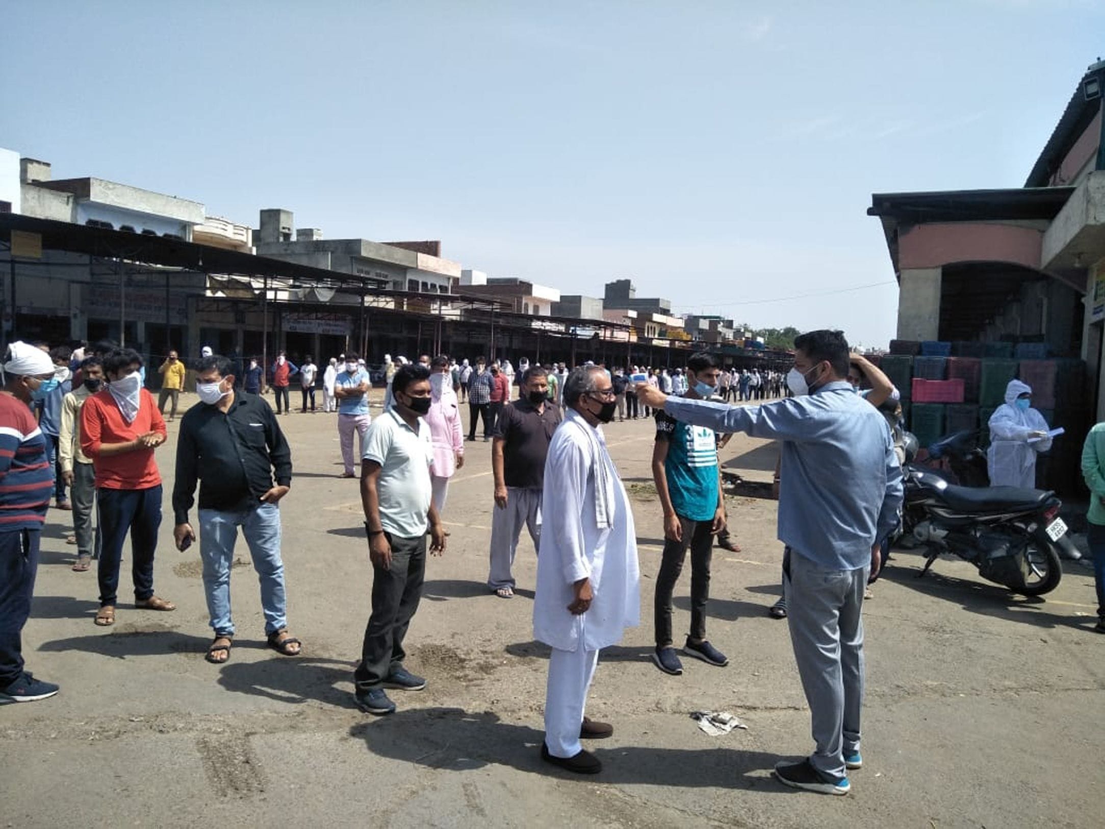 नई सब्जी मंडी में आढतीयों व मजदुरो की जांच करते हुए ।