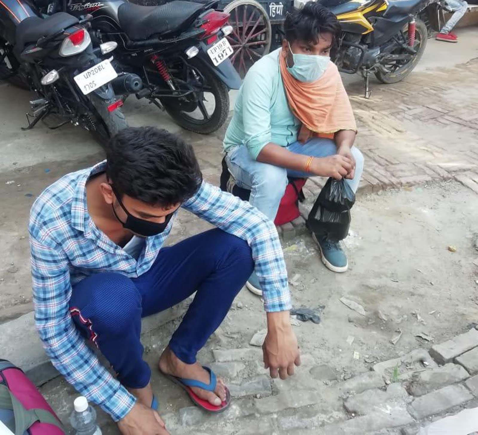 शामली बस स्टेंड पर बस की इंतजार में बैठे श्रमिक।