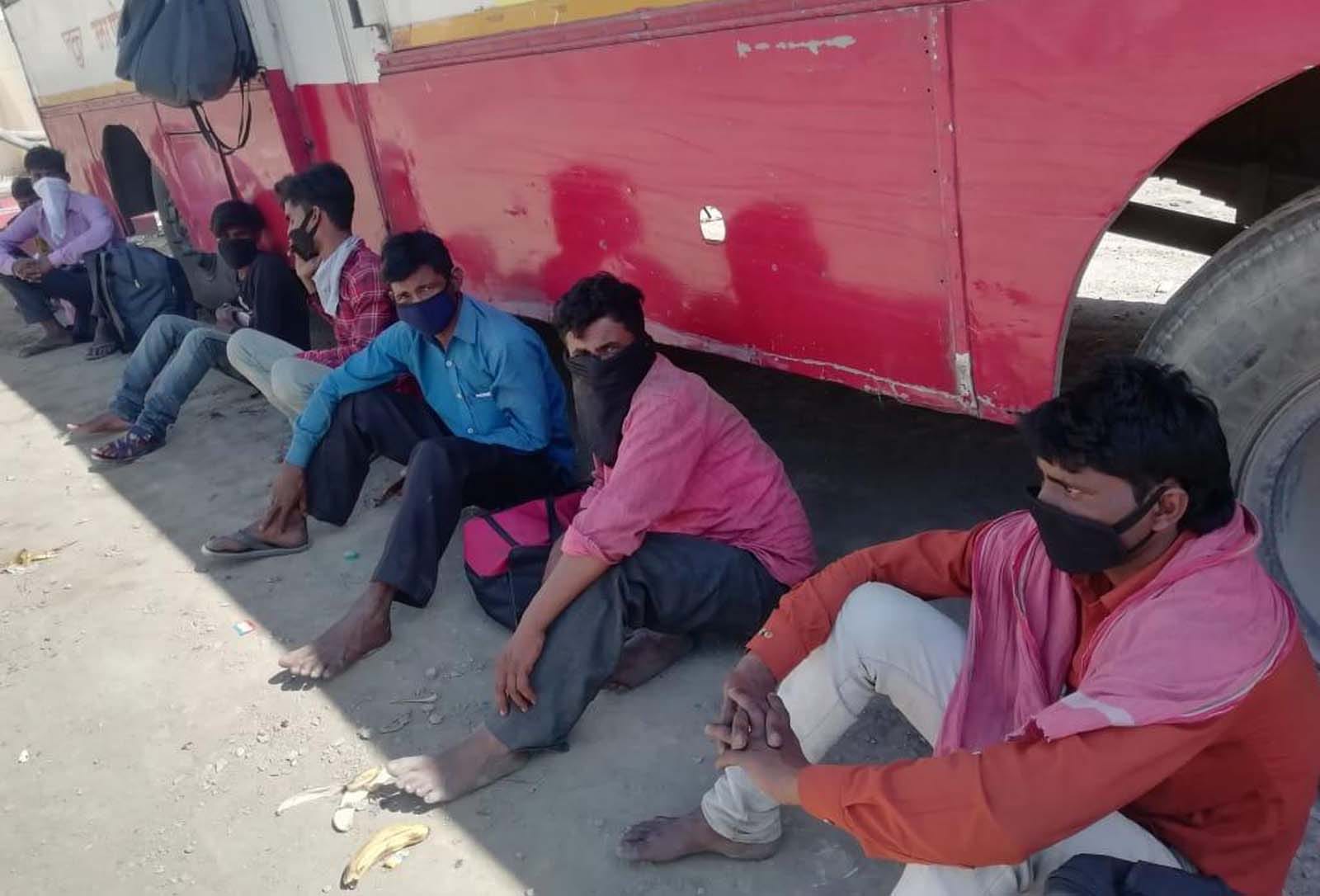 शामली रोडवेज बस स्टेंड पर बस की ओड लेकर छाए में बैठे श्रमिक।