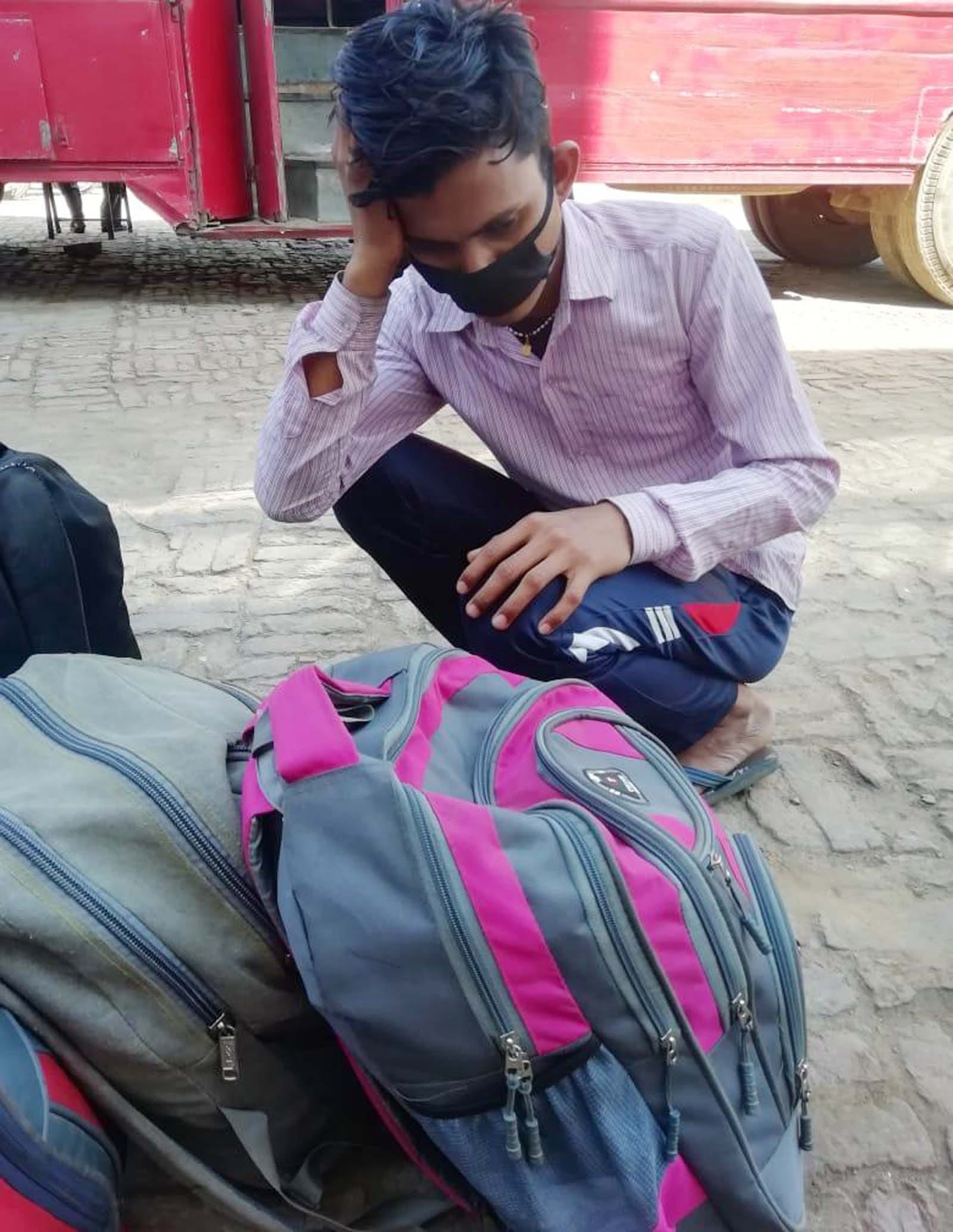 शामली रोडवेज स्टेंड पर बस की इंतजार में बैठा कामगार।