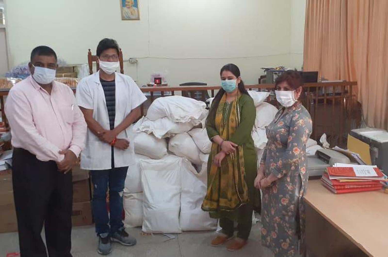 शामली कलक्ट्रेट में डीएम को राशन किट देते चिकित्सक रीतिनाथ शुक्ला।