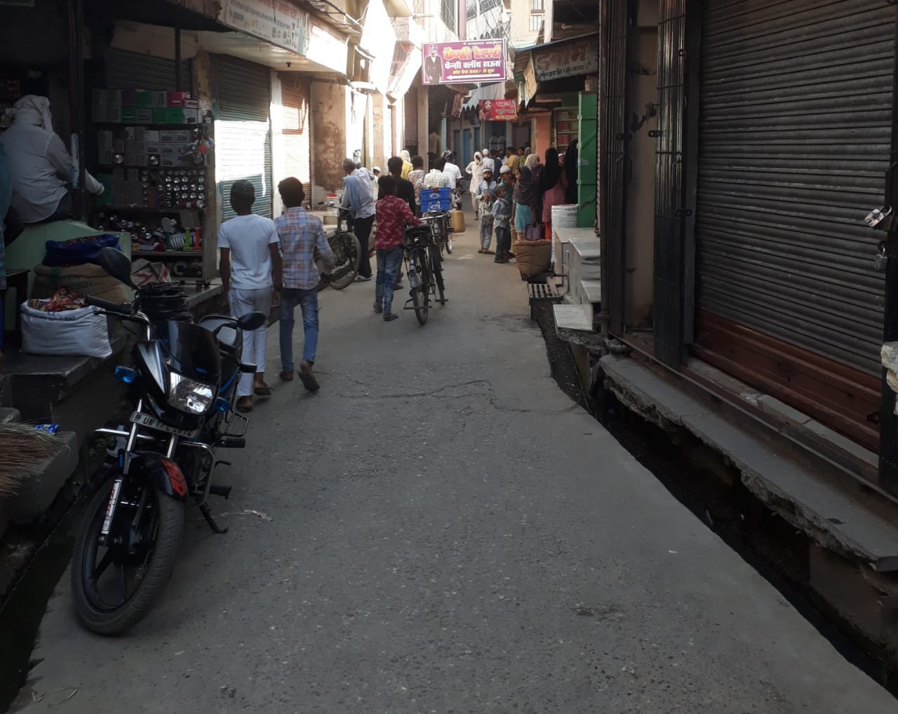 2 पुरकाजी के बाजार खुलने के बाद खरीदारी करते ग्राहक