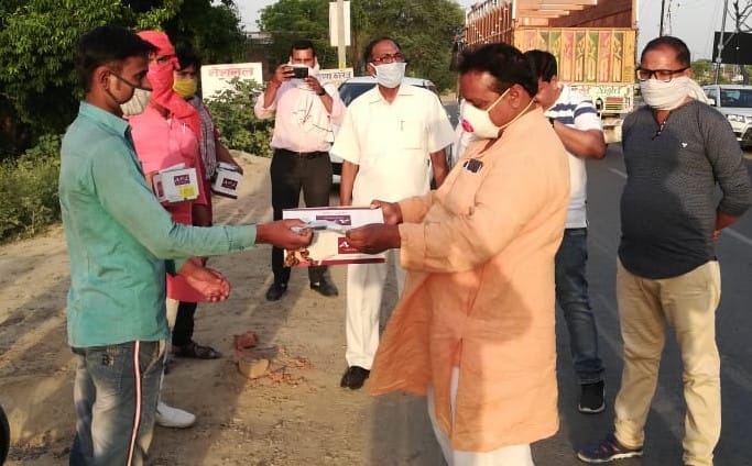 अन्य प्रदेशों से अपने घरों की तरफ आ रहे मजदूरों में लंच पैकेट का वितरण करते भाजपा जिलाध्यक्ष आजमग अन्य प्रदेशों से अपने घरों की तरफ आ रहे मजदूरों में लंच पैकेट का वितरण करते भाजपा जिलाध्यक्ष आजमग
