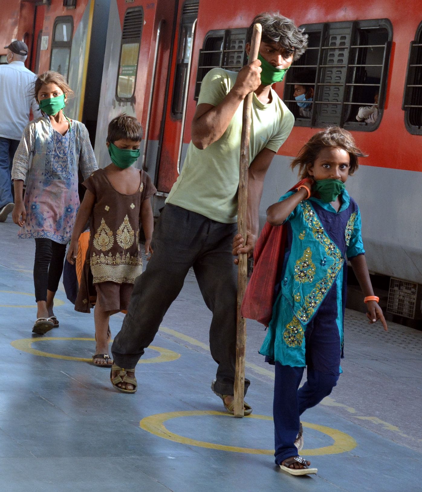 गुजरात आई श्रमिक ट्रेन से उतकर अपने बच्चों के साथ गंतव्य का जाता युवक। गुजरात आई श्रमिक ट्रेन से उतकर अपने बच्चों के साथ गंतव्य का जाता युवक।