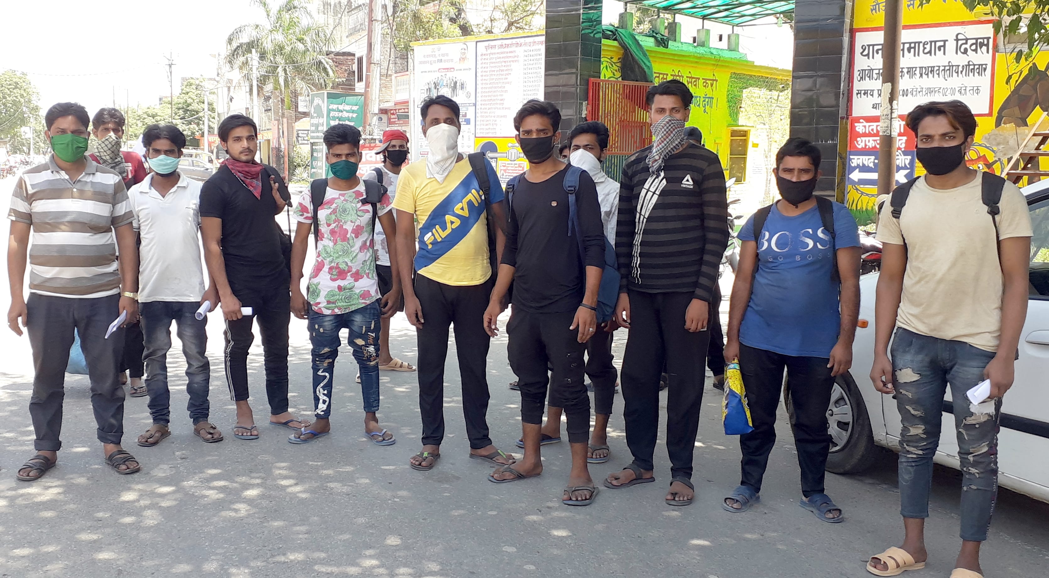अफजलगढ़ में महाराष्ट्र से लौटे लोग। अफजलगढ़ में महाराष्ट्र से लौटे लोग।