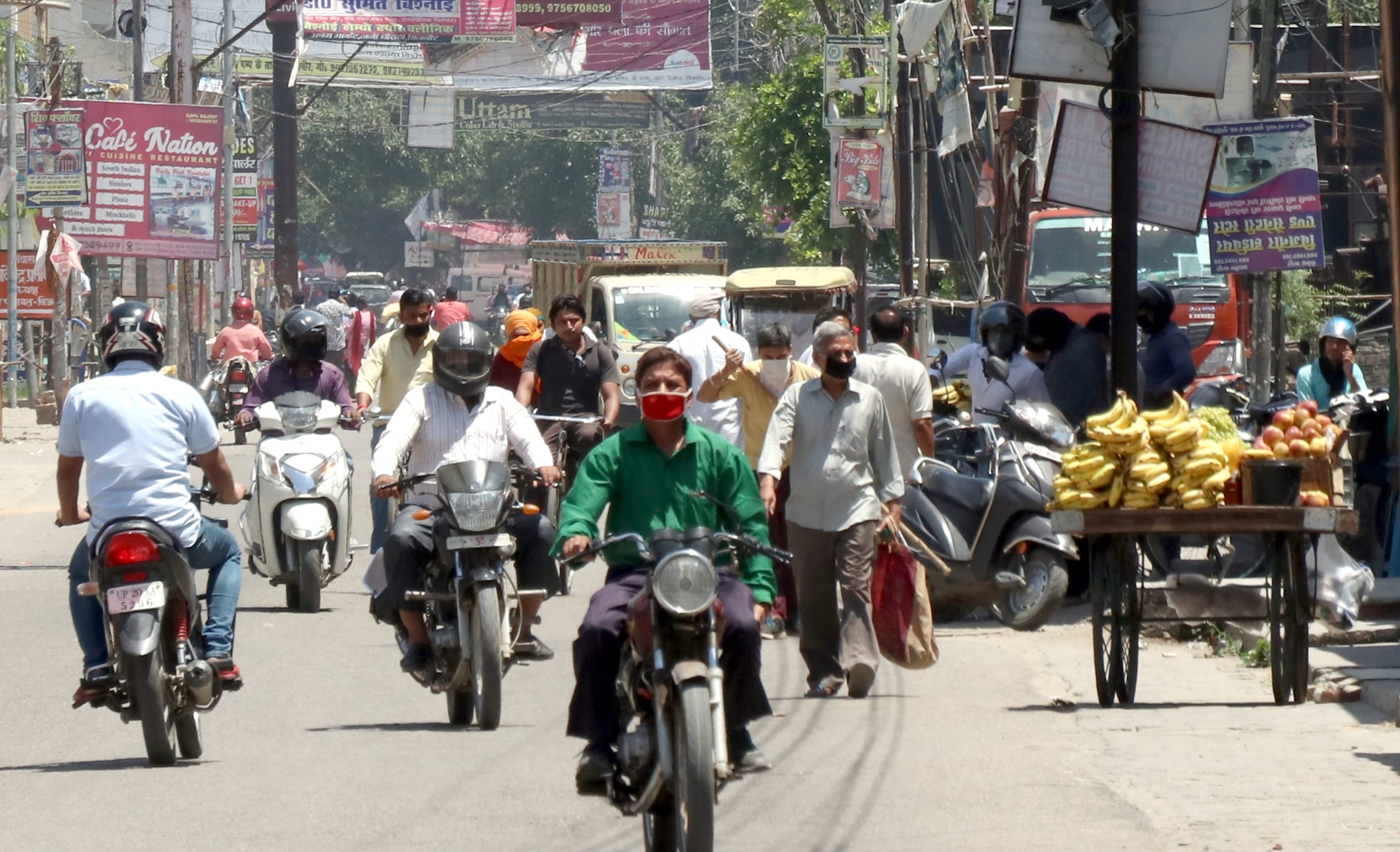 बिजनौर में रविववार को भी सड़कों को दिखाई दी काफी भीड़। बिजनौर में रविववार को भी सड़कों को दिखाई दी काफी भीड़।