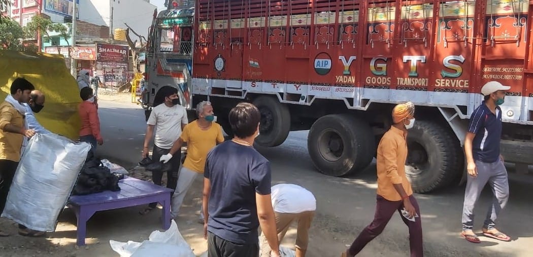 विश्व हिंदू परिषद बजरंग दल जिला फूलपुर की सरायमीर इकाई द्वारा प्रवासी मजदूरों में बांटा गया भोज? विश्व हिंदू परिषद बजरंग दल जिला फूलपुर की सरायमीर इकाई द्वारा प्रवासी मजदूरों में बांटा गया भोज?
