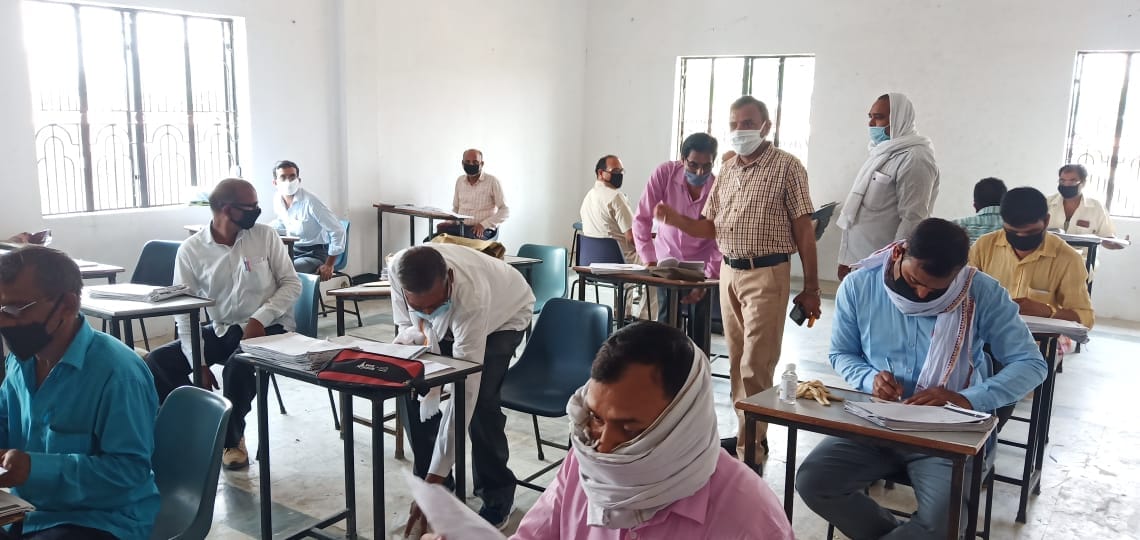 एस एस इंटर कॉलेज मनोरा में मूल्यांकन करते शिक्षक एस एस इंटर कॉलेज मनोरा में मूल्यांकन करते शिक्षक