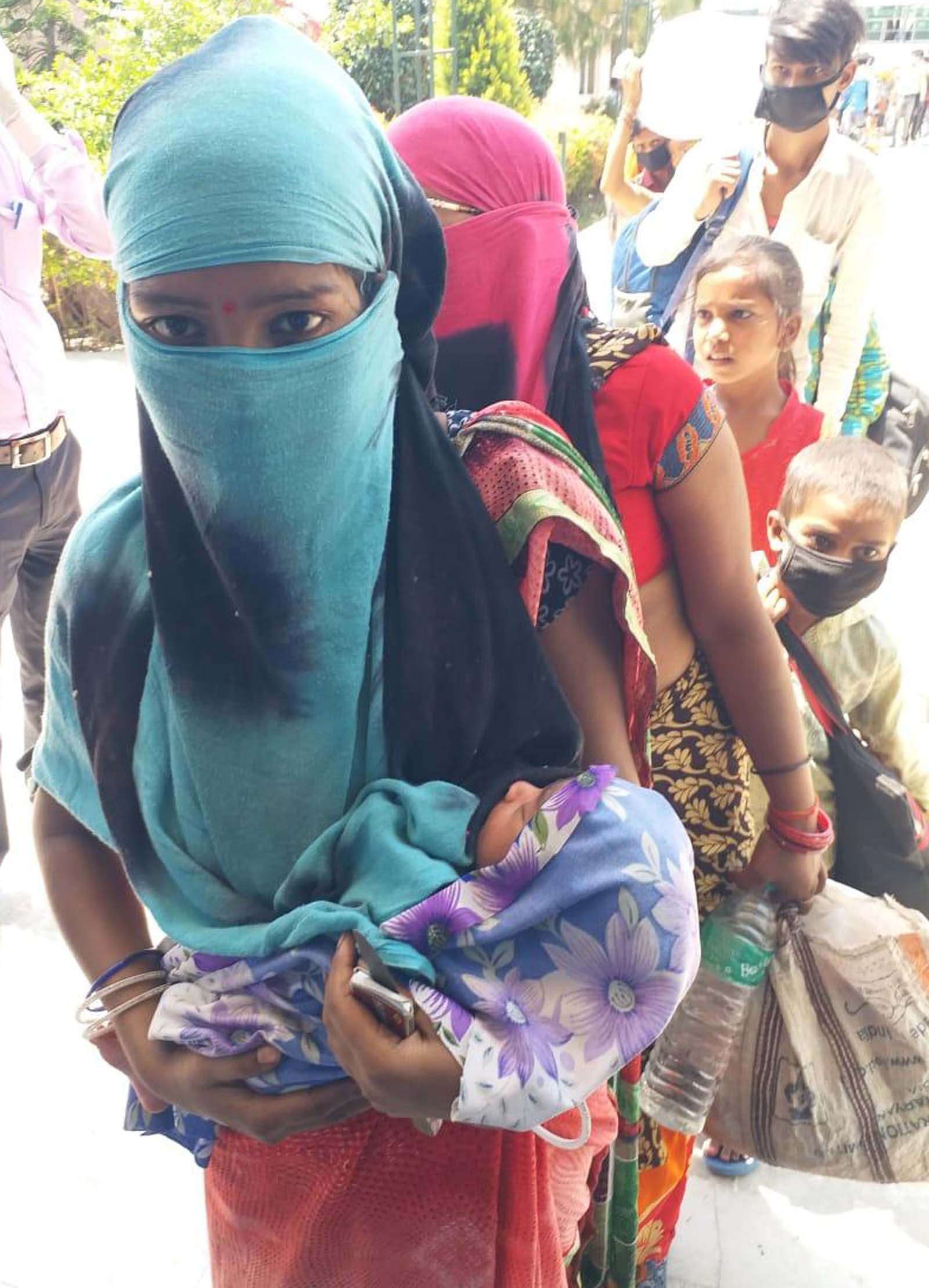 शामली में झिंझाना के अहमदगढ़ में बने शेल्टर हाउस में पहुंचे हरियाणा के प्रवासी श्रमिक। शामली में झिंझाना के अहमदगढ़ में बने शेल्टर हाउस में पहुंचे हरियाणा के प्रवासी श्रमिक।