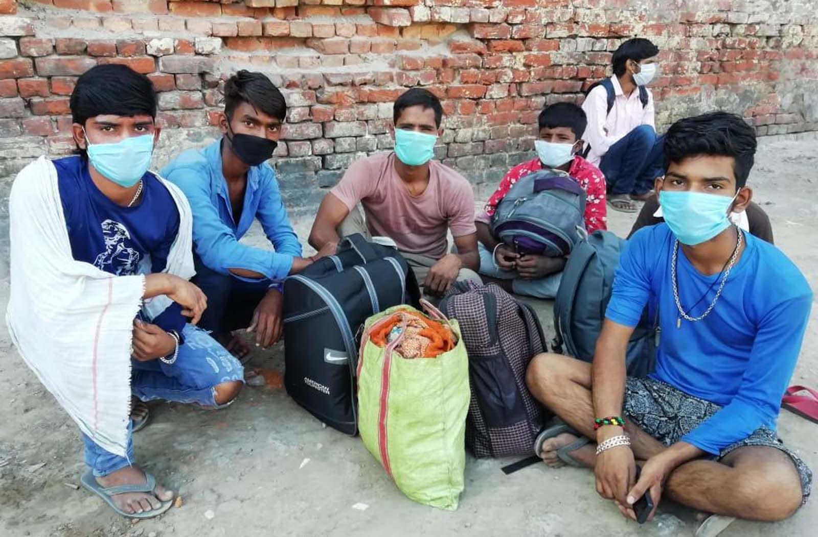 शामली रोडवेज बस स्टेंड पर बैठे आजमगढ़ के प्रवासी श्रमिक।