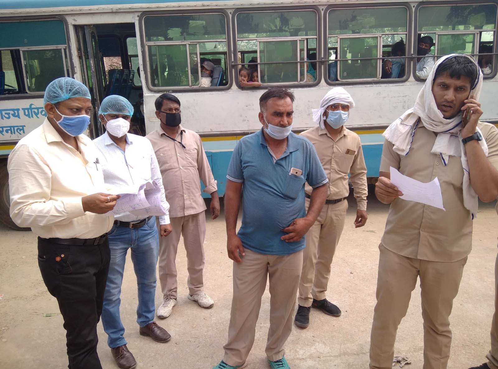 कैराना (शामली) के राधा स्वामी सत्संग भवन के बाहर मजदूरों के बारे में जानकारी लेते अधिकारी। कैराना (शामली) के राधा स्वामी सत्संग भवन के बाहर मजदूरों के बारे में जानकारी लेते अधिकारी।