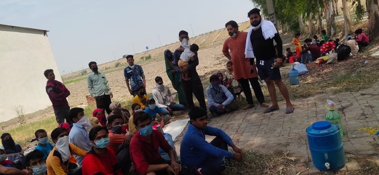 मनौली में प्रवासी मजदूरों से बातचीत करते करनी सेना के संगठन मंत्री दीपक चौहान मनौली में प्रवासी मजदूरों से बातचीत करते करनी सेना के संगठन मंत्री दीपक चौहान
