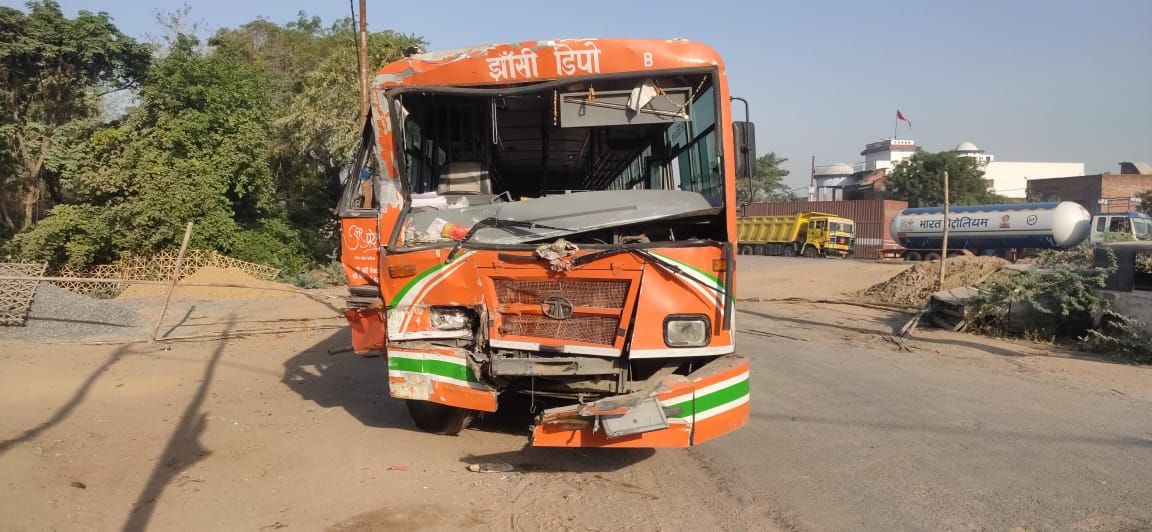 कालपी में क्षतिग्रस्त खड़ी रोडवेज बस