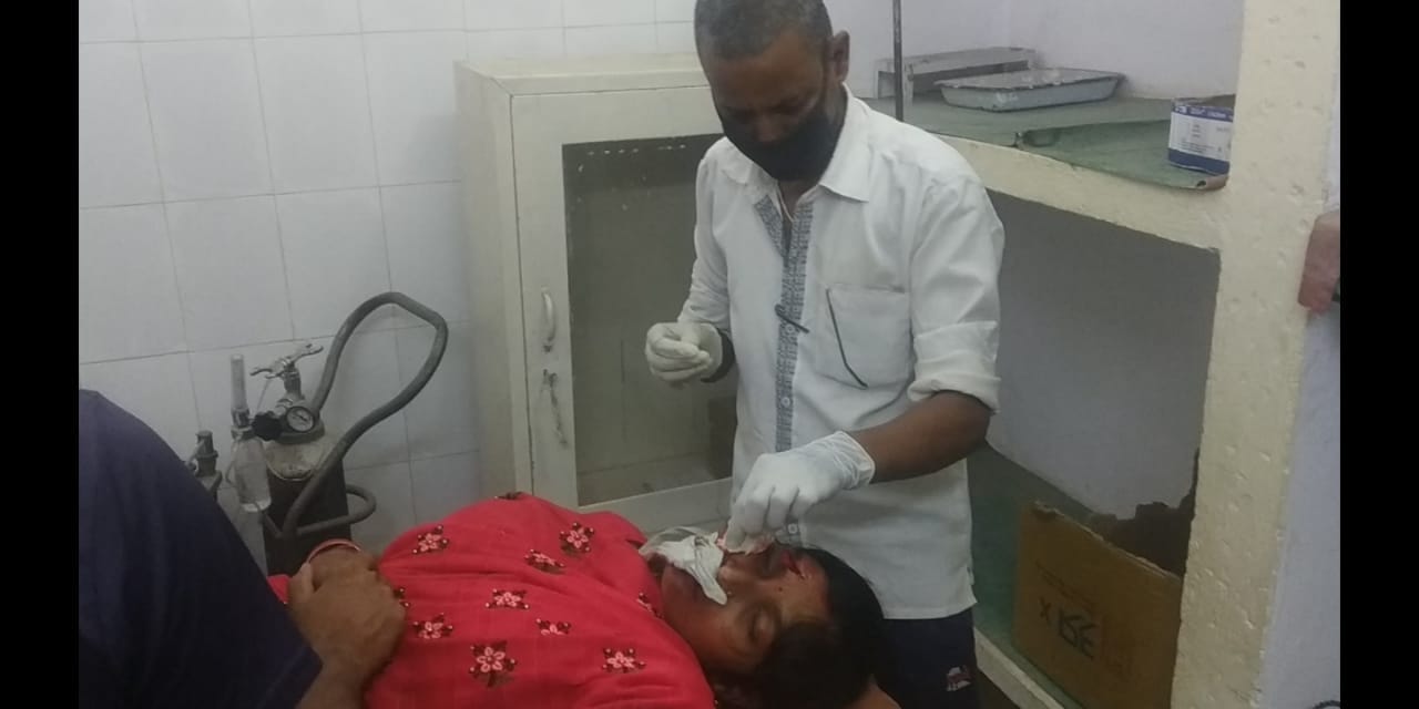घायल यात्री का इलाज करते स्वास्थ विभाग कर्मचारी