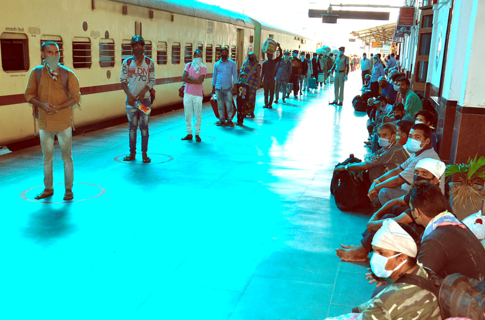 सहारनपुर रेलवे स्टेशन पर पहुंची गोधरा श्रमिक स्पेशल ट्रेन से आये मजदूर सहारनपुर रेलवे स्टेशन पर पहुंची गोधरा श्रमिक स्पेशल ट्रेन से आये मजदूर