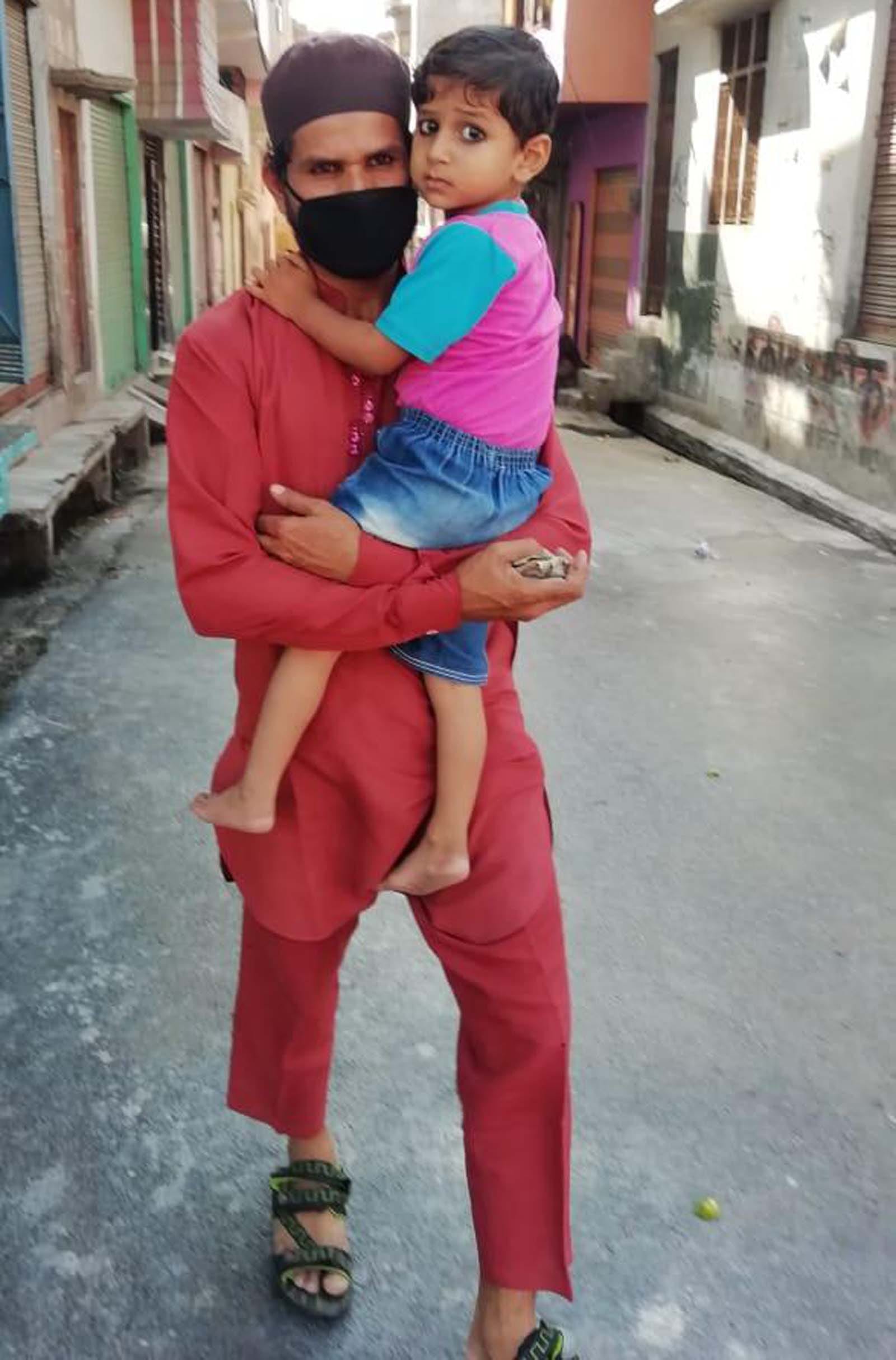 शामली नानूपुरा में सील हटी तो बच्चे को गोद में लेकर घुमाने निकल पडा दीनू।