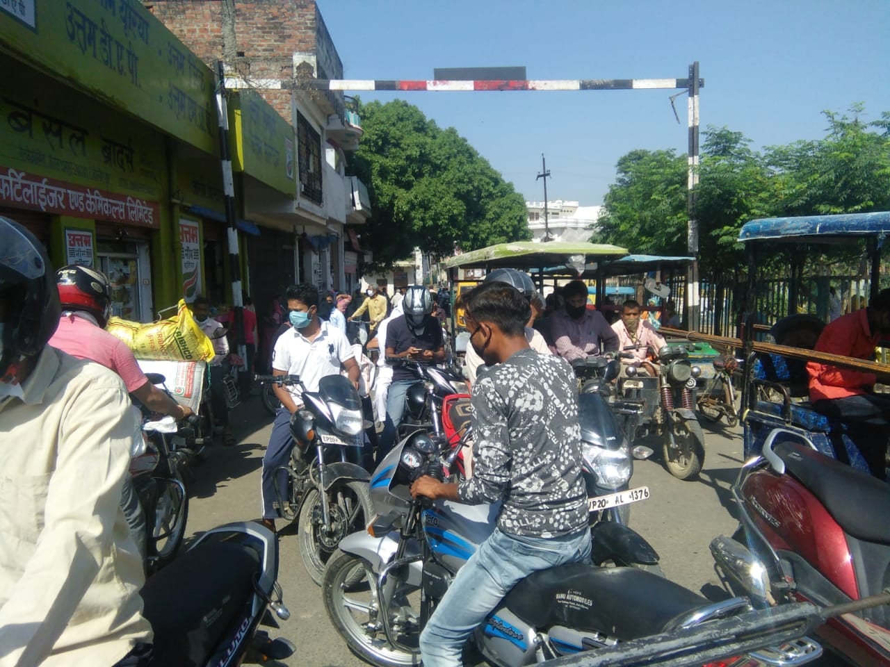 मपुर में जैतरा रेलवे फाटक पर लगा जाम।