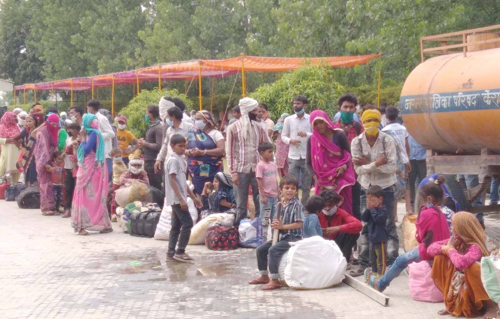 कैराना (शामली) के राधा सत्संग भवन में श्रमिकों की लगी भीड़। कैराना (शामली) के राधा सत्संग भवन में श्रमिकों की लगी भीड़।