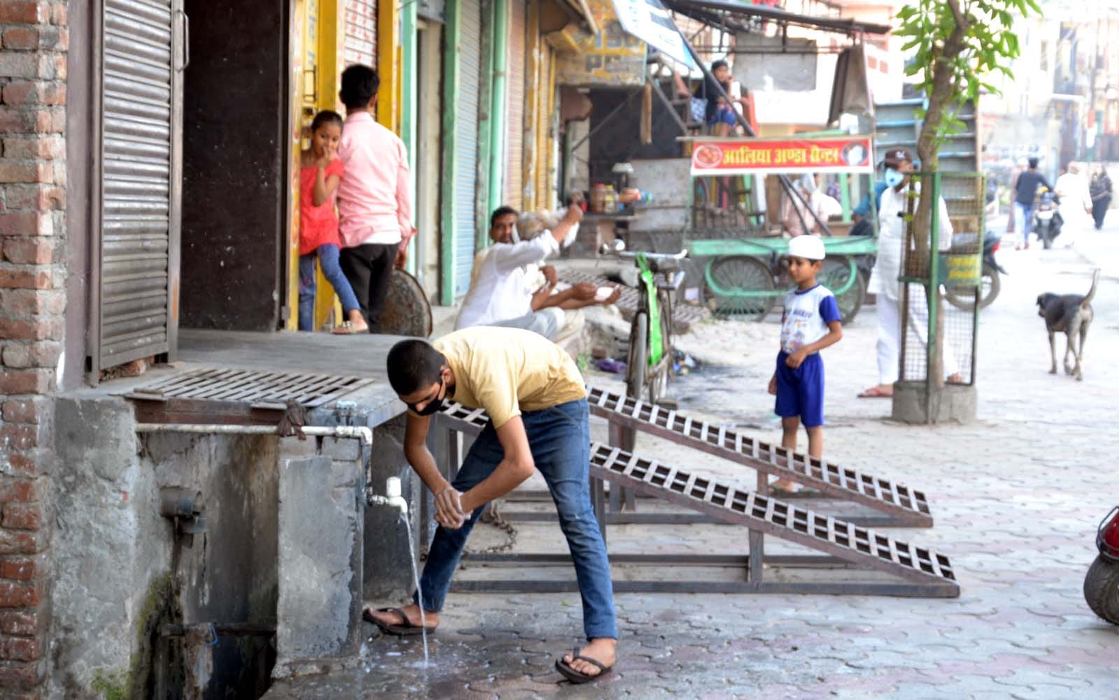 शामली के मौहल्ला तैमुरशाह और नानूपुरा में खोले गए हॉट स्पॉट के बाद घरों से बाहर निकले लोग।