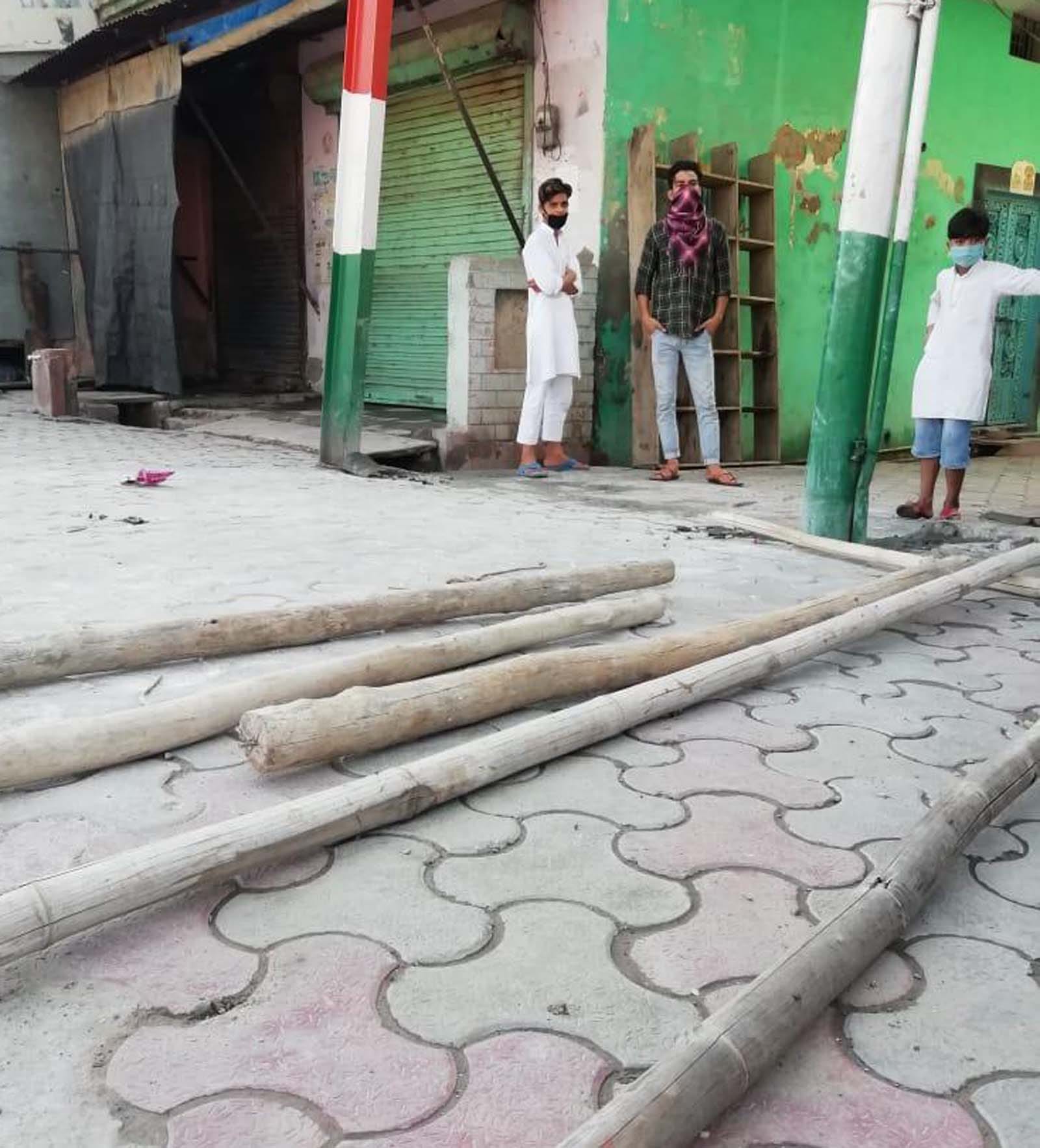 शामली के मोहल्ला नानूपुरा में सील हटी तो मिली राहत, गली के बाहर खडे़ होकर देखते लोग।
