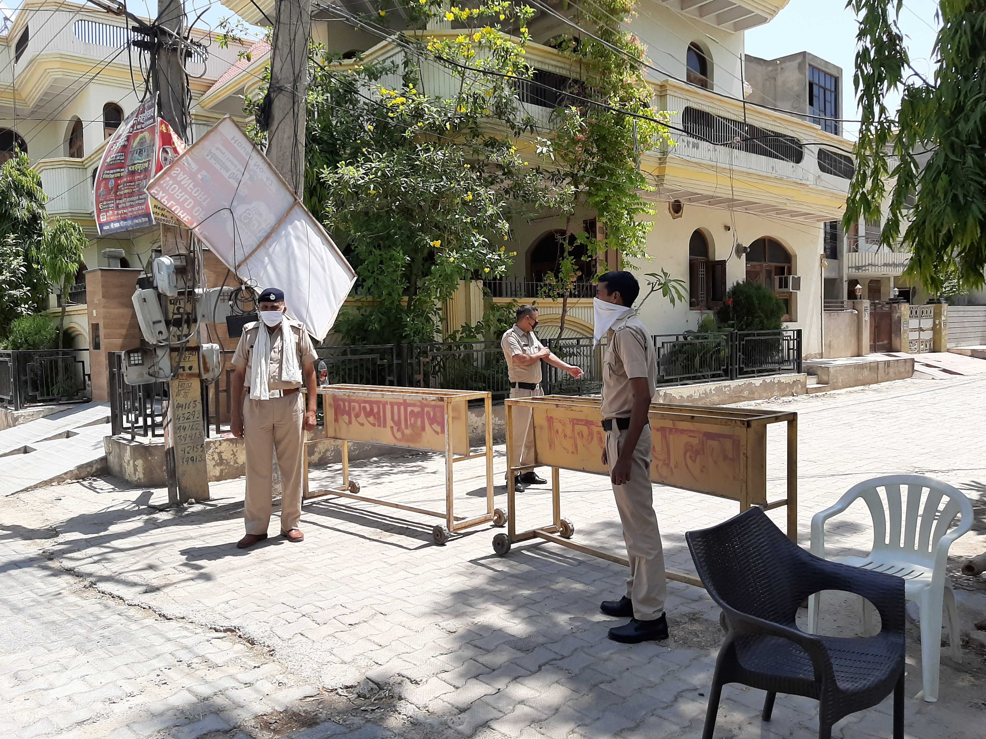 कंटेनमेंट जोन में तैनात पुलिसकर्मी।