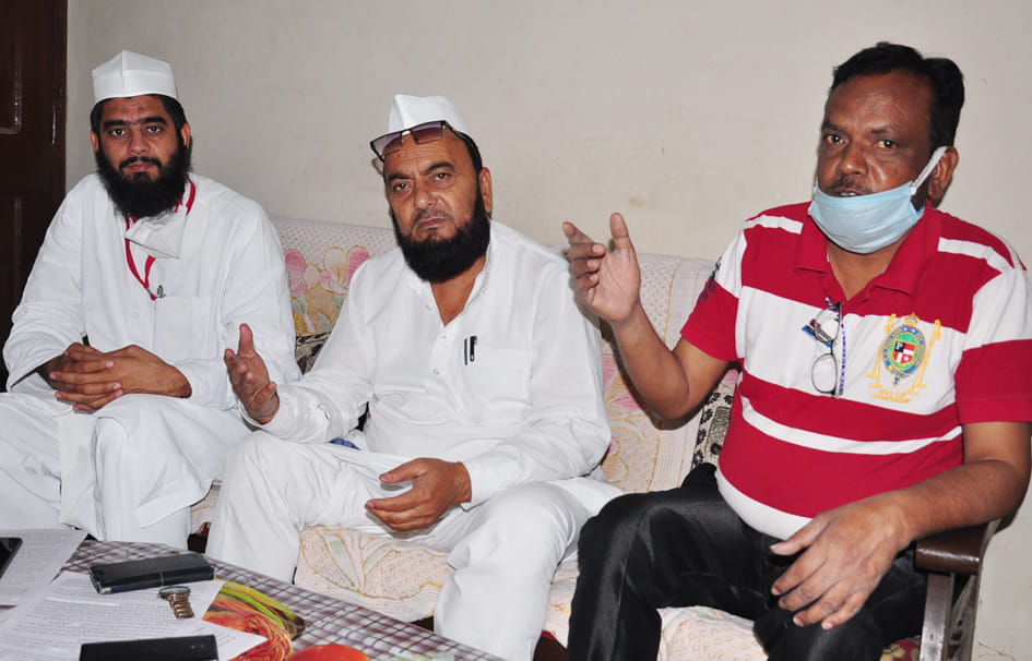 सहारनपुर में लॉकडाउन के दौरान अरबी मदरसा रोड़ पर बैठक कर बयान जारी करते मुत्तहिदा मजलिस ए अमल के ?