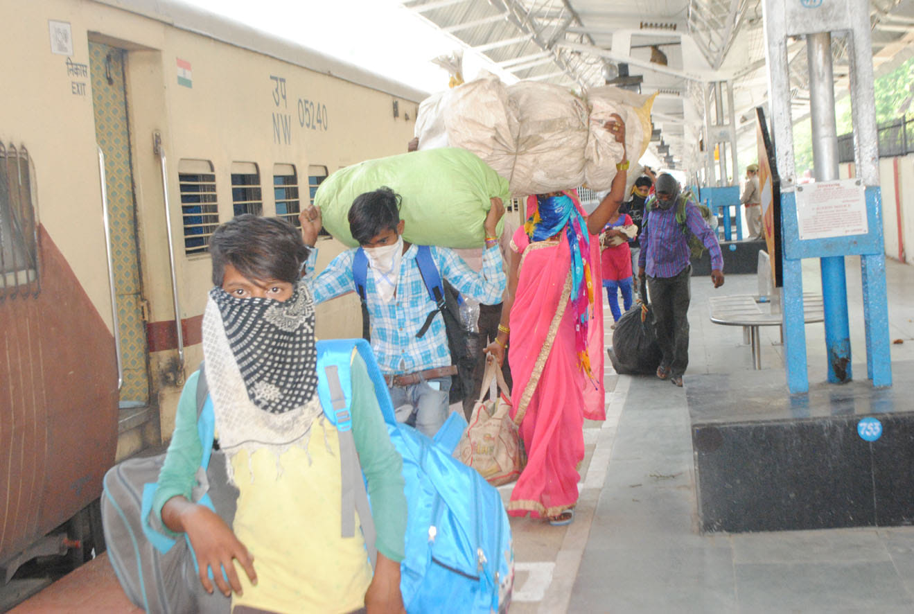फोटो-3- श्रमिक ट्रेन से उतरने के बाद अपनी गृहस्थी कंधे पर रखकर बाहर निकलते प्रवासी श्रमिक