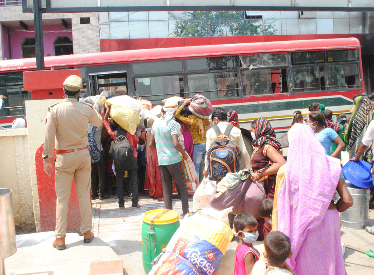 फोटो-5- श्रमिक ट्रेन से उतरने के बाद थर्मल स्कीर्नंग हुई तो फिर जल्द गांव पहुंचने के लिए सीआईसी में