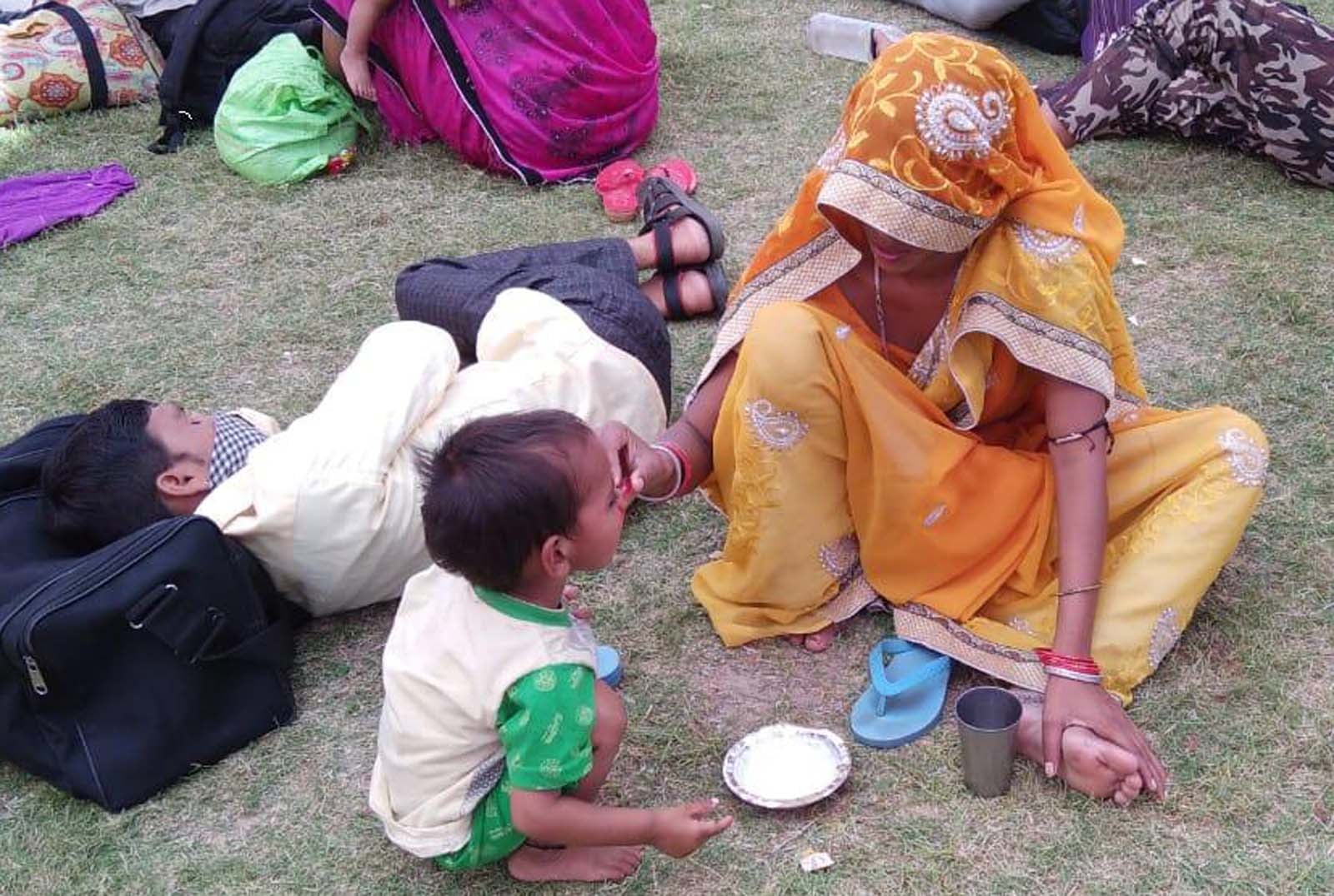 घर अब आएगा : यह महिला झिंझाना में बनाए गए शेल्टर हाउस में दिए गए प्रसाद को बच्चे को दिखाते हुए शायद घर अब आएगा : यह महिला झिंझाना में बनाए गए शेल्टर हाउस में दिए गए प्रसाद को बच्चे को दिखाते हुए शायद