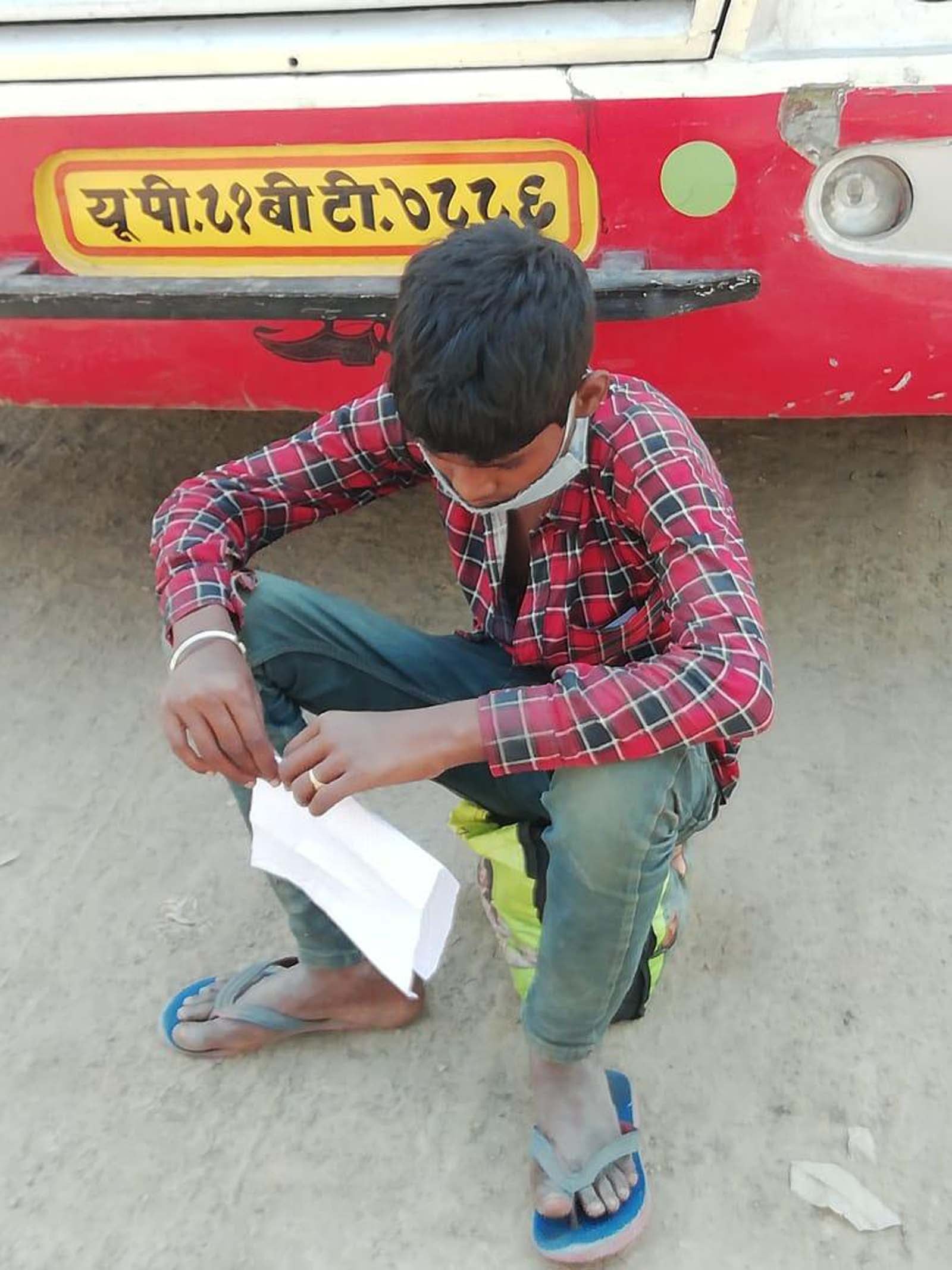 पता नही कब नंबर आएगा : शामली रोडवेज बस स्टैंड पर अपना आधार कार्ड लेकर नंबर की प्रतीक्षा करता श्रम? पता नही कब नंबर आएगा : शामली रोडवेज बस स्टैंड पर अपना आधार कार्ड लेकर नंबर की प्रतीक्षा करता श्रम?