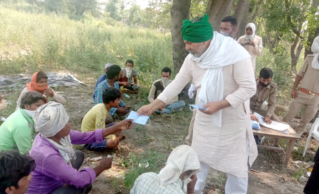 बिजनौर व मुजफ्फरनगर की सीमा पर रोके गए मजदूरों को मॉस्क बांटते भाकियू के राष्ट्रीय प्रवक्ता राक? बिजनौर व मुजफ्फरनगर की सीमा पर रोके गए मजदूरों को मॉस्क बांटते भाकियू के राष्ट्रीय प्रवक्ता राक?