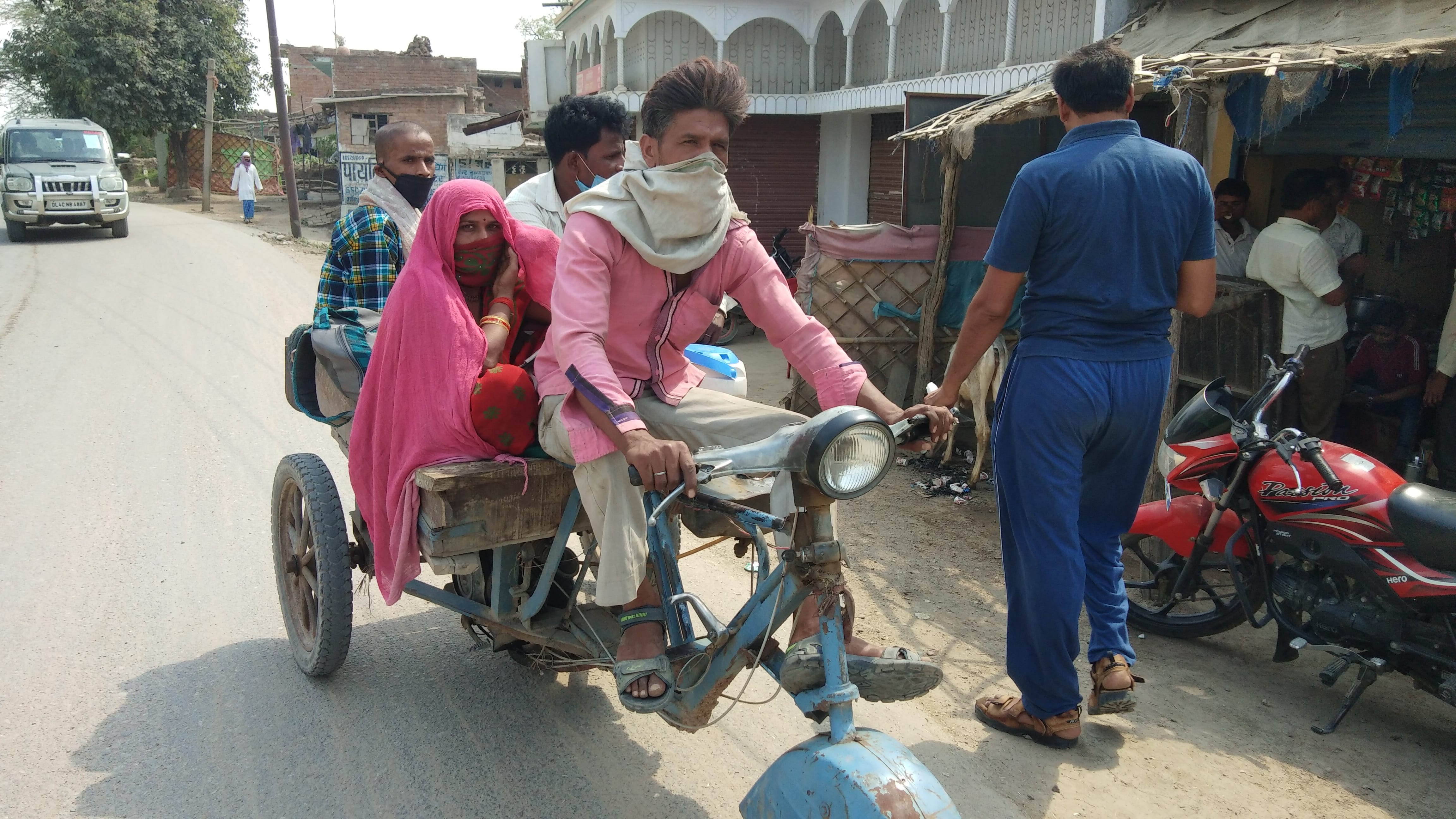 मुहम्मदाबाद में  जुगाड़ गाड़ी से दिल्ली से महोबा के कुलपहाड़ जाते