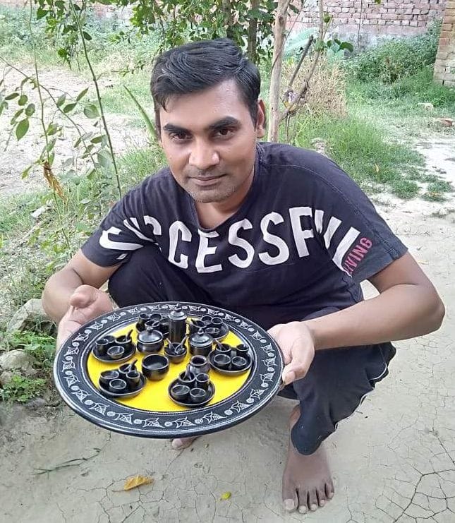 छह इंच के प्लेट पर 52 पीस का तैयार किया डिनर सेट दिखाते निजामाबाद के शिल्पकार शिवरतन प्रजापति। छह इंच के प्लेट पर 52 पीस का तैयार किया डिनर सेट दिखाते निजामाबाद के शिल्पकार शिवरतन प्रजापति।