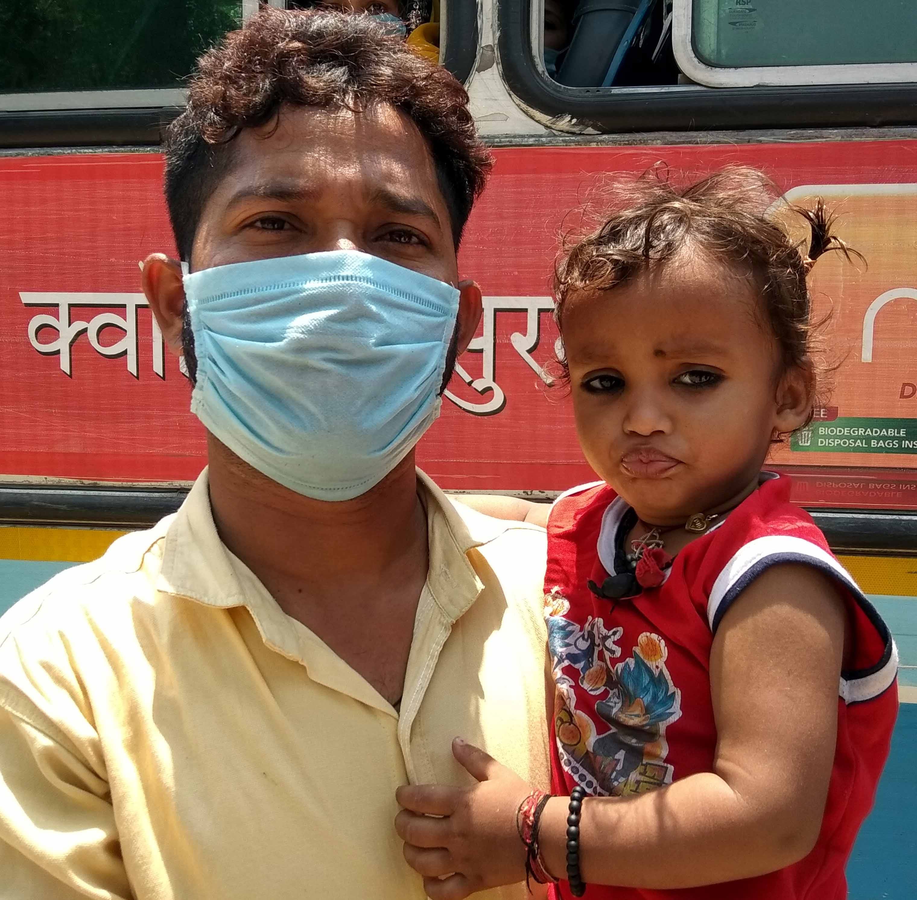 कैराना शेल्टर होम पर अपनी बच्ची को गोद में उठाए प्रवासी श्रमिक। कैराना शेल्टर होम पर अपनी बच्ची को गोद में उठाए प्रवासी श्रमिक।